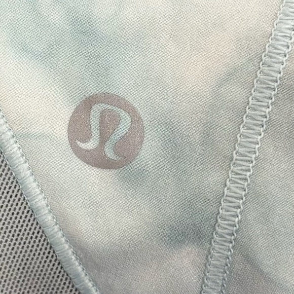 Lululemon Hotty Hot Low Rise Shorts 2.5" In Diamond Dye White Sheer Blue Size 6 - Picture 3 of 5